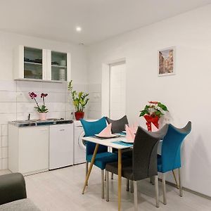 Lina Rooms Hostel